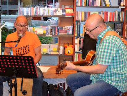 Stefan Möhnen (Cajòn und Gesang) und Yves Gevaudan (Gitarre)